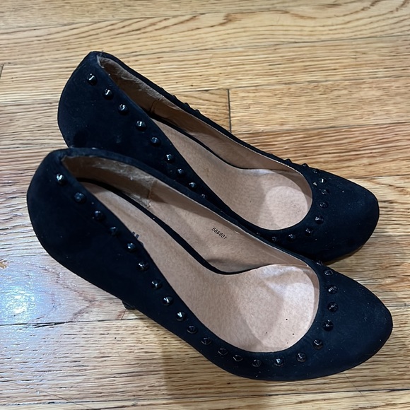 Black high heels with round spikes around - Picture 2 of 3